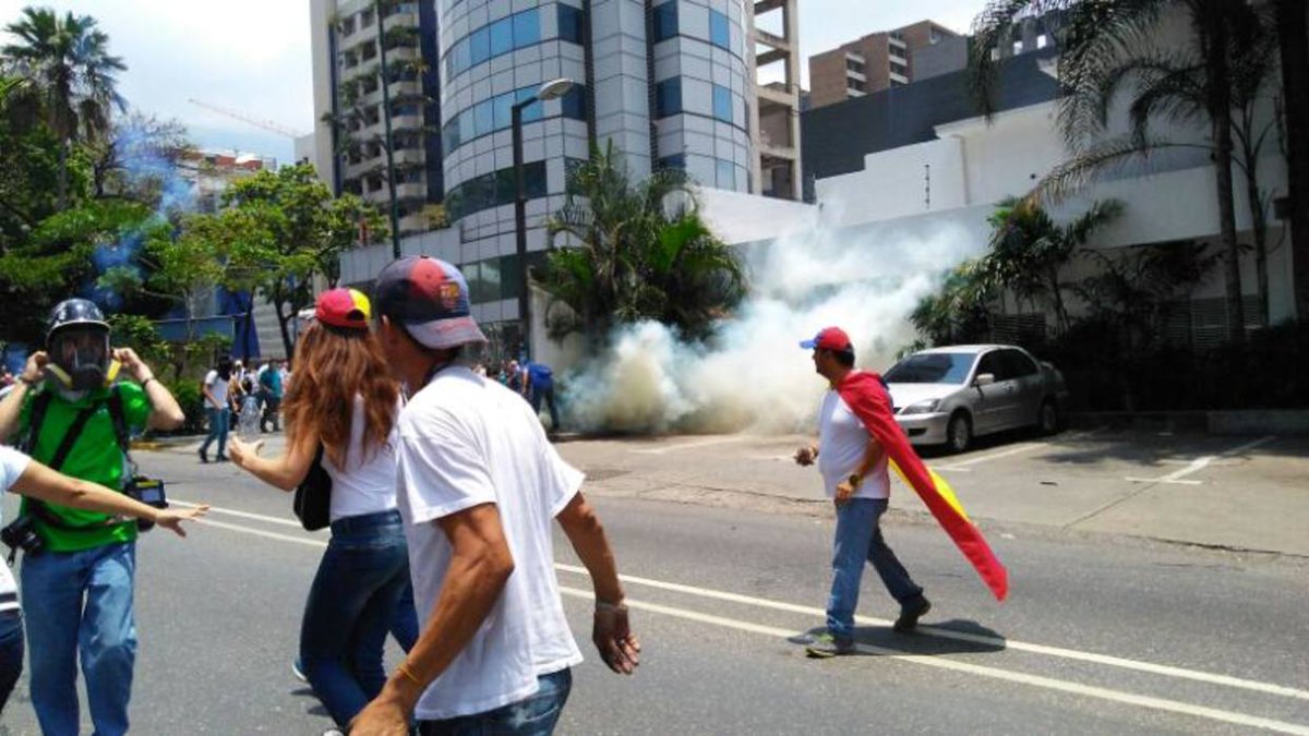 ElNacionalWeb's tweet photo. [MINUTO A MINUTO] Comienzan a reprimir movilización opositora en Chacaíto https://t.co/XwljIPG100 https://t.co/IrSvFUHgFT