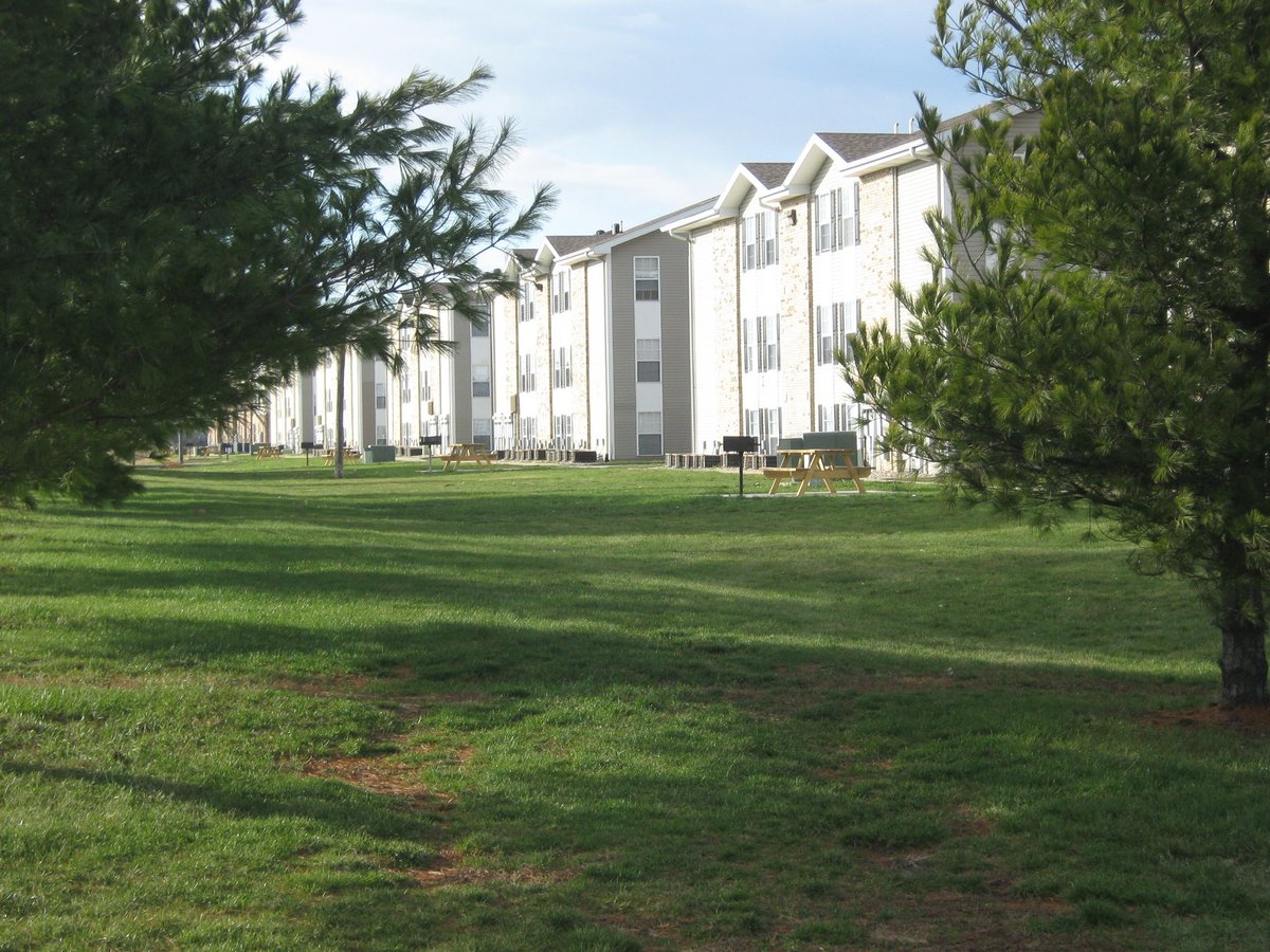 LakeLandLiving's tweet photo. Do not miss your chance to sign your lease for the 2017/2018 school year! We do not have very many spots left. Call today (217) 235-5024! https://t.co/jSJzUdXlYM