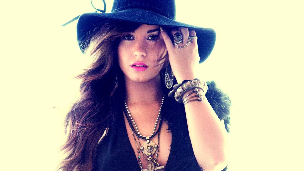 ApreciationTw's tweet photo. RT For Robert Pattinson 
LIKE For Demi Lovato https://t.co/6o85iVN7B8