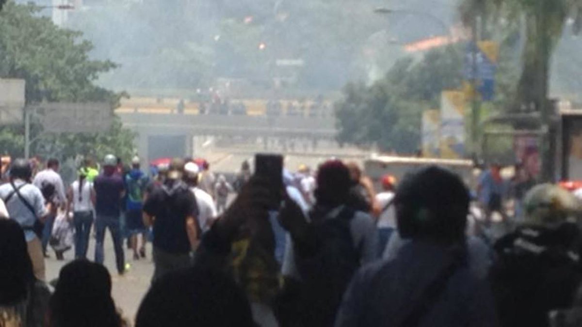 DolarToday's tweet photo. ¡RESISTENCIA CÍVICA!  El pueblo en la calle resiste la brutal represión #10A -► https://t.co/bc3YHN5lqb https://t.co/K2hXnY82yg