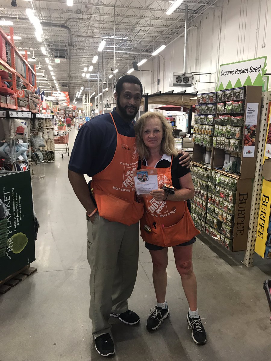 Debbie Ewing being awarded for providing excellent customer service, and leading by example. Keep it up! <a href="/CarpenterTrina1/">Trina Carpenter 🐾</a> <a href="/KratzWill/">Will Kratz</a>
