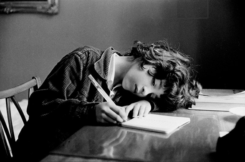 MorenoDuo's tweet photo. Dov'è la Vita
che abbiamo perduto vivendo?
Thomas Stearns Eliot

#Poesiaperlasera
#ventaglidiparole @antojackie @SteCannas 
©︎Frank Horvat https://t.co/MLDBWaSUvI