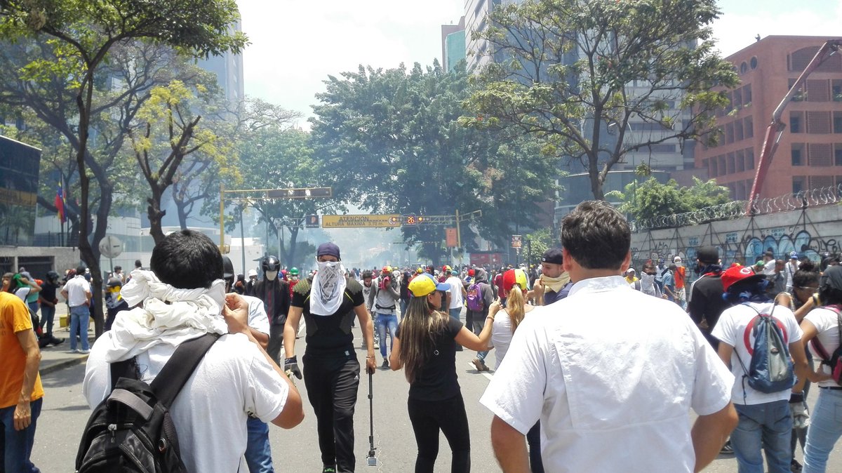 RafaelDGuzmanR's tweet photo. Represión sin escrúpulos contra un pueblo desarmado que clama salir de esta crisis. ¡No nos vamos a rendir! #SinDescansoXLaDemocracia. https://t.co/DU4Ub5Li9H