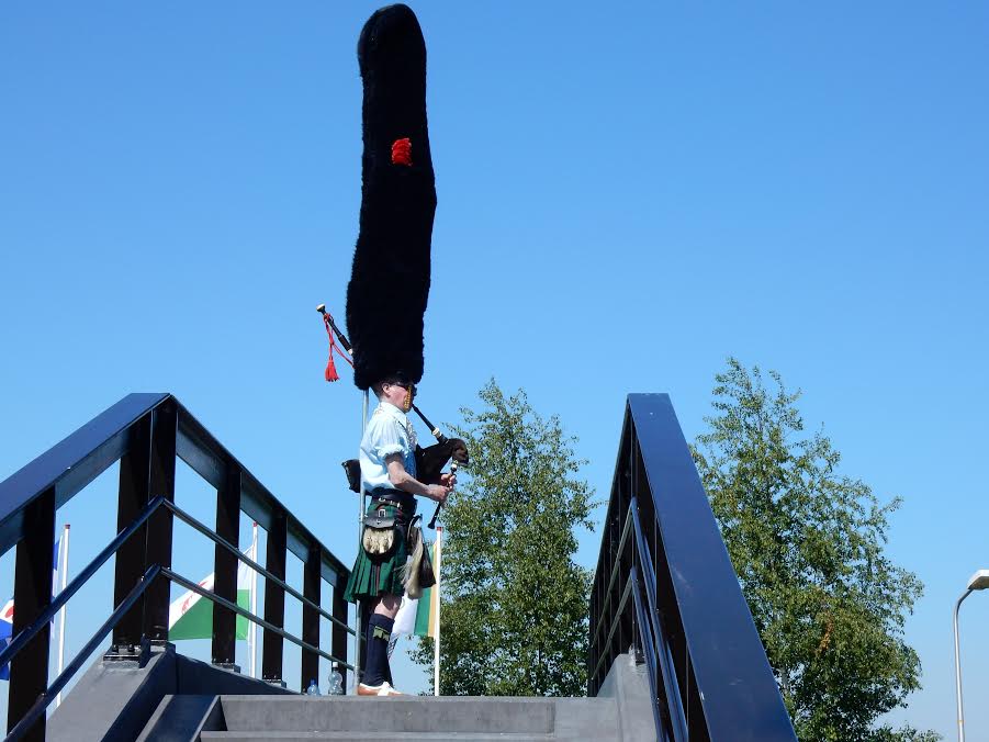 SamSamFestival's tweet photo. Kom naar Samsam en loop binnen bij de entree. Joris Collier neemt zijn hoge hoed en zijn doedelzak mee. Dat is gezellig binnenkomen!#melodie https://t.co/ijFqFoBEvS