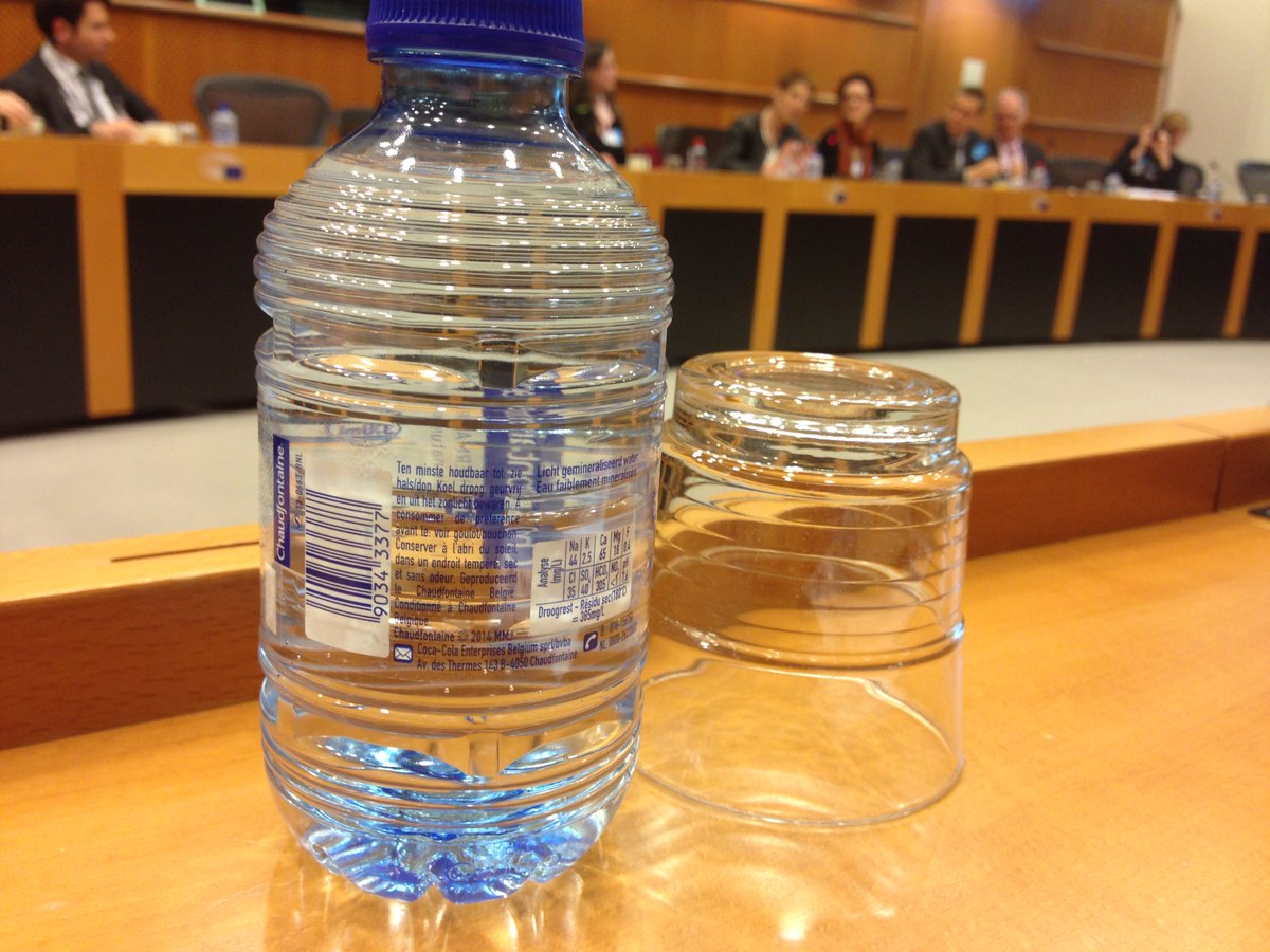 EUvebeenbottled's tweet photo. This offending bottle was one of many in a @Europarl_EN meeting room, many people opened and took just a few sips. Why no jugs of tap water? https://t.co/1oQiKmZbtL