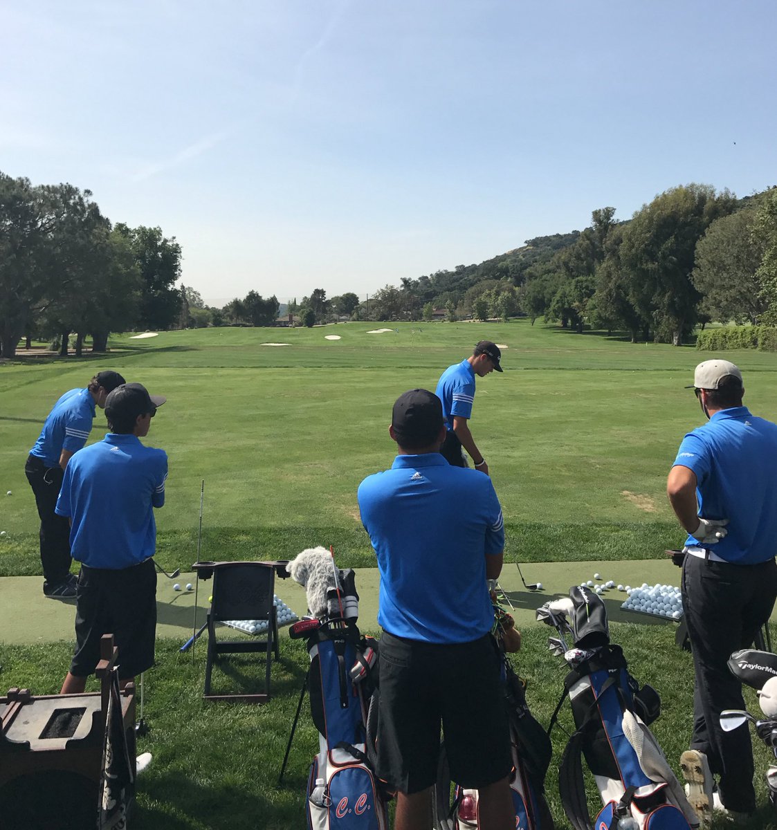 stephenim1905's tweet photo. The Citrus men's golf team prepares for their 11 am start at Oakmont Country Club for the WSC Glendale @ccclarion @clarionsports #citrusowls https://t.co/VUDlvZKrrX