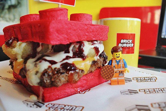 Descapada_ES's tweet photo. ¡La hamburguesa que todo fan de #Lego debería de probar! 😍
En #Filipinas han tenido esta original idea. El resultado... ¡es para probarlo! 😋 https://t.co/38bL4CpUsn