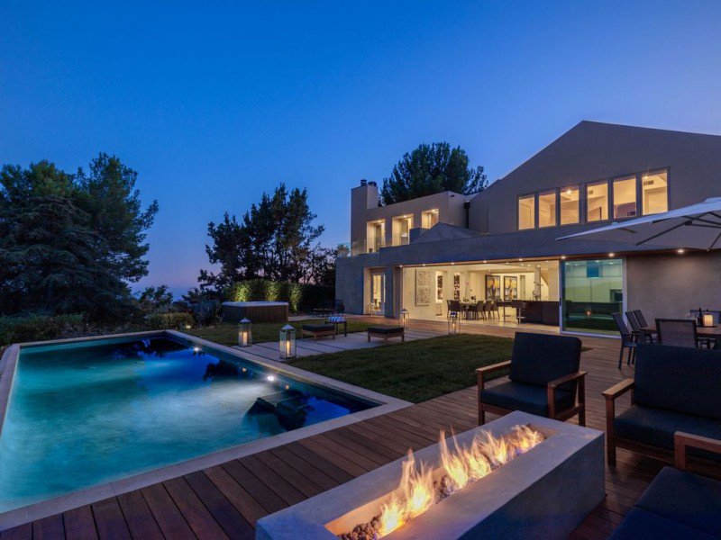 travelkeys's tweet photo. New Brentwood, California 5 bedroom with ocean views available for booking. Spectacular pool estate with views to downtown and the Pacific. https://t.co/EUXMzBF4hZ