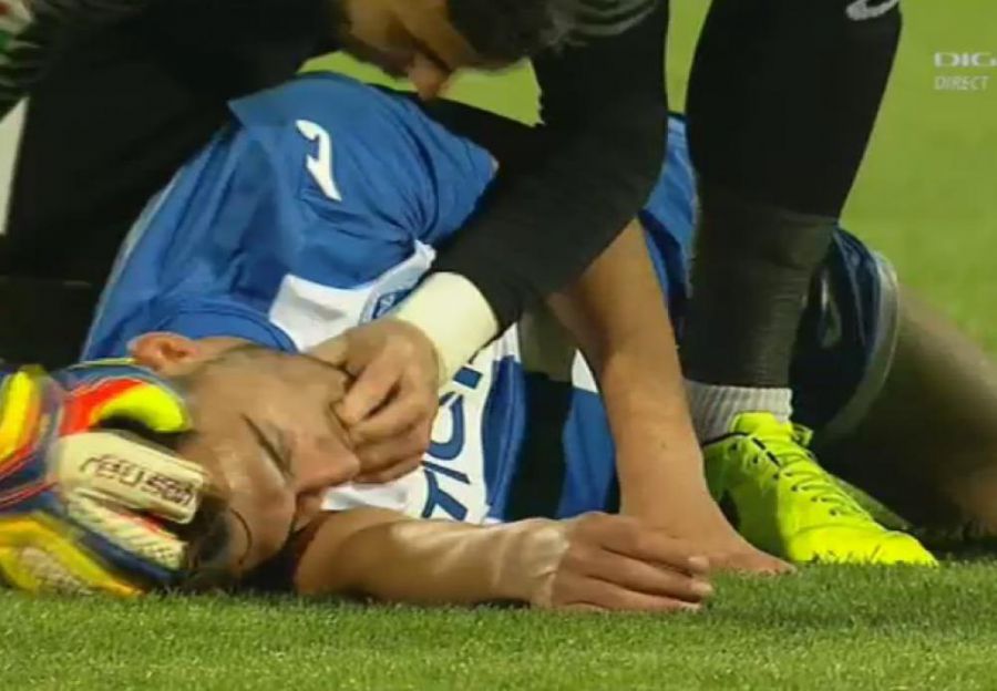 SteauaBucarest's tweet photo. Pero esta fue la imagen del día.Florin Nita salvándole la vida a Andrei Ivan,que se desplomó tras un golpe fortuito. https://t.co/gs3H2sCMgM