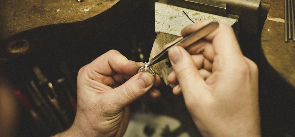 WongsJewellers's tweet photo. #weddingplanning ? We have an amazing new service "Wongs On The Road " perfect for busy couples #homevisits #workvisits #wongsjewellers https://t.co/Cl8BBLHsbL