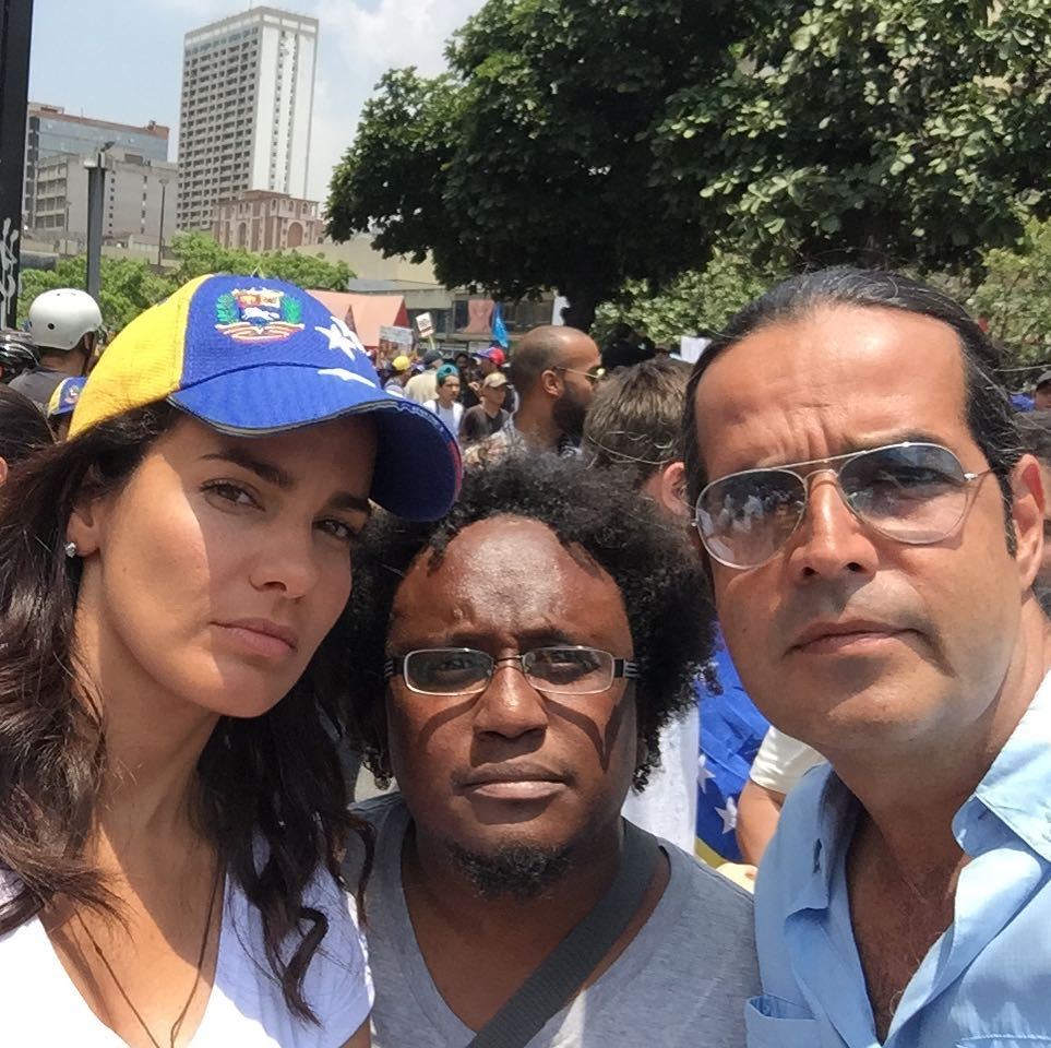 lamarchamusic's tweet photo. Cero sonrisitas, ésto no es chiste! https://t.co/BmUSN71GAs #LaMarcha https://t.co/inFgvs81E4