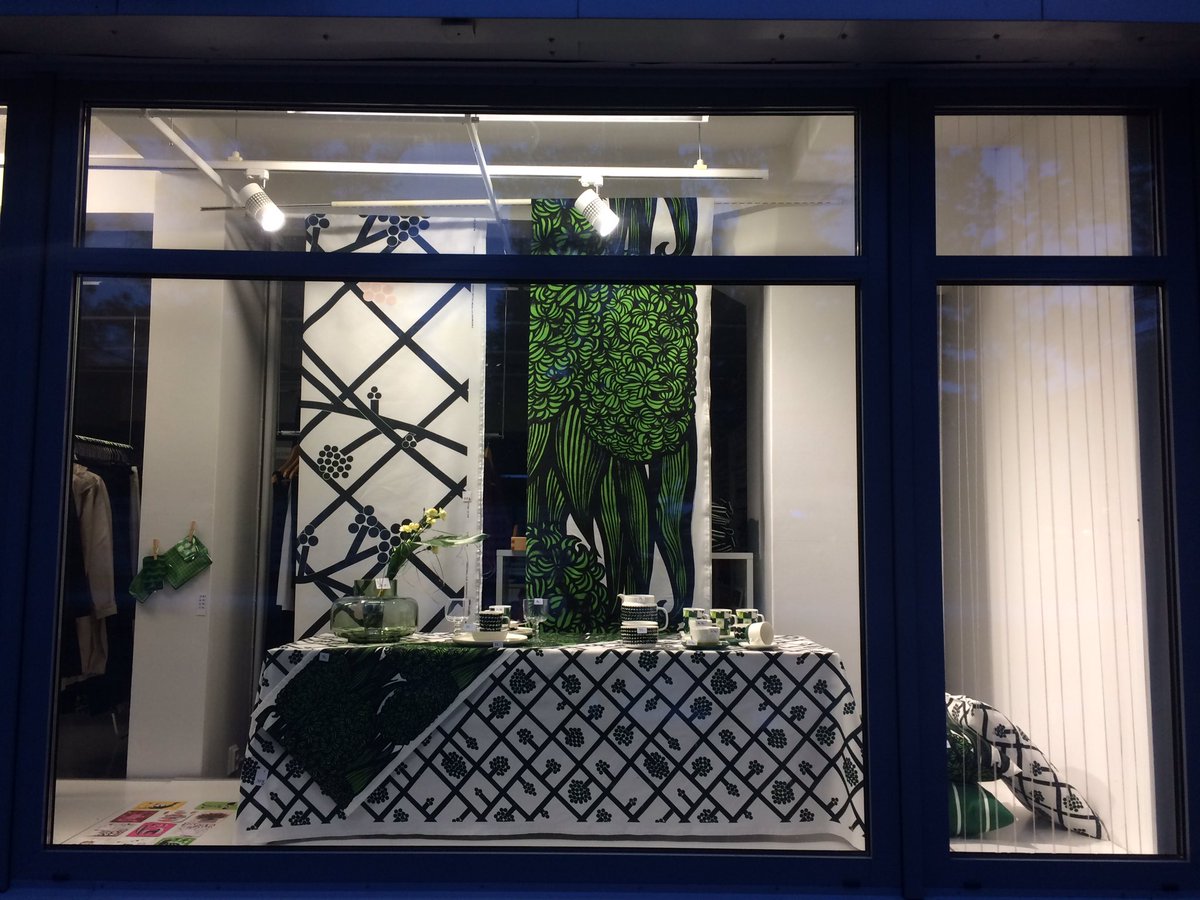 MinnaSiilas's tweet photo. Perjantaina harjoiteltiin kattausta Marimekon uutuustuotteilla 💚🌿🖤👌🏻#visuaalinenmyyntityö #kattaus #marimekko #taitaja2017 https://t.co/c8NPpNRbRC