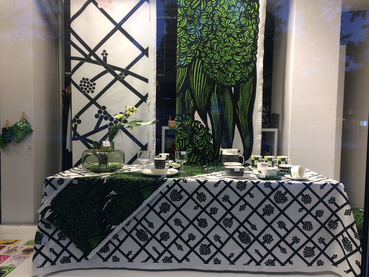 MinnaSiilas's tweet photo. Perjantaina harjoiteltiin kattausta Marimekon uutuustuotteilla 💚🌿🖤👌🏻#visuaalinenmyyntityö #kattaus #marimekko #taitaja2017 https://t.co/c8NPpNRbRC