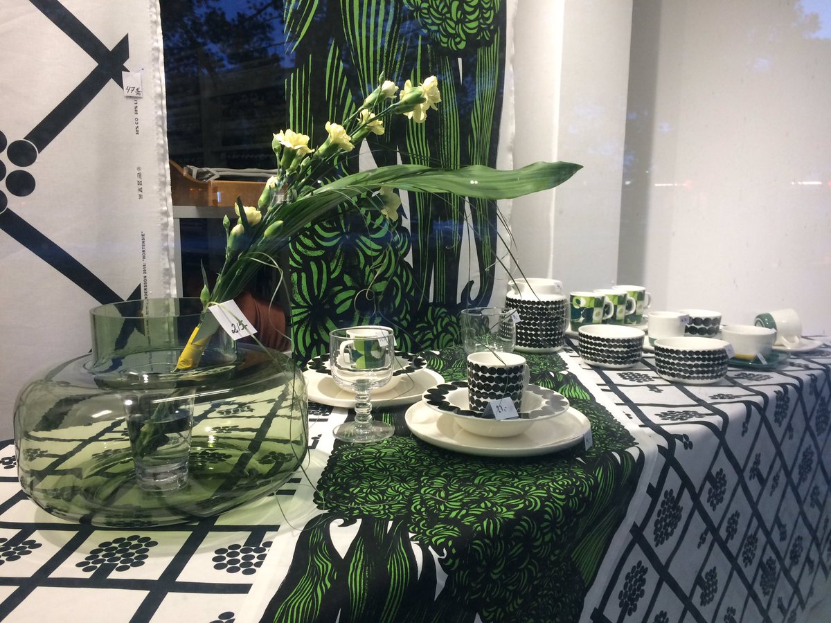 MinnaSiilas's tweet photo. Perjantaina harjoiteltiin kattausta Marimekon uutuustuotteilla 💚🌿🖤👌🏻#visuaalinenmyyntityö #kattaus #marimekko #taitaja2017 https://t.co/c8NPpNRbRC