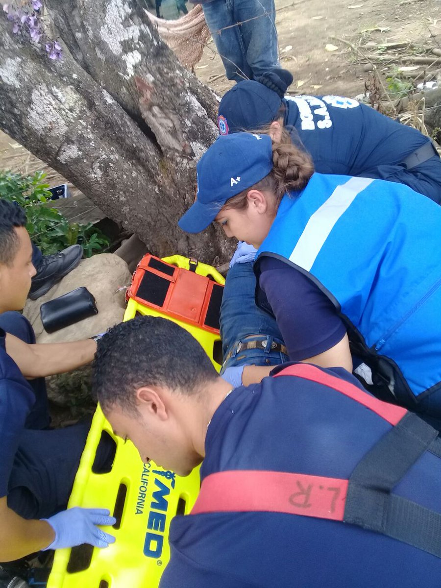 BCBRP's tweet photo. Vehículo pierde el control y cae en precipicio, área de Caldera, Boquete. Hubo 2 heridos. Atiende pers. #SAMERPTY y EXBURE @BomberoChiriqui https://t.co/81tGNVw15v