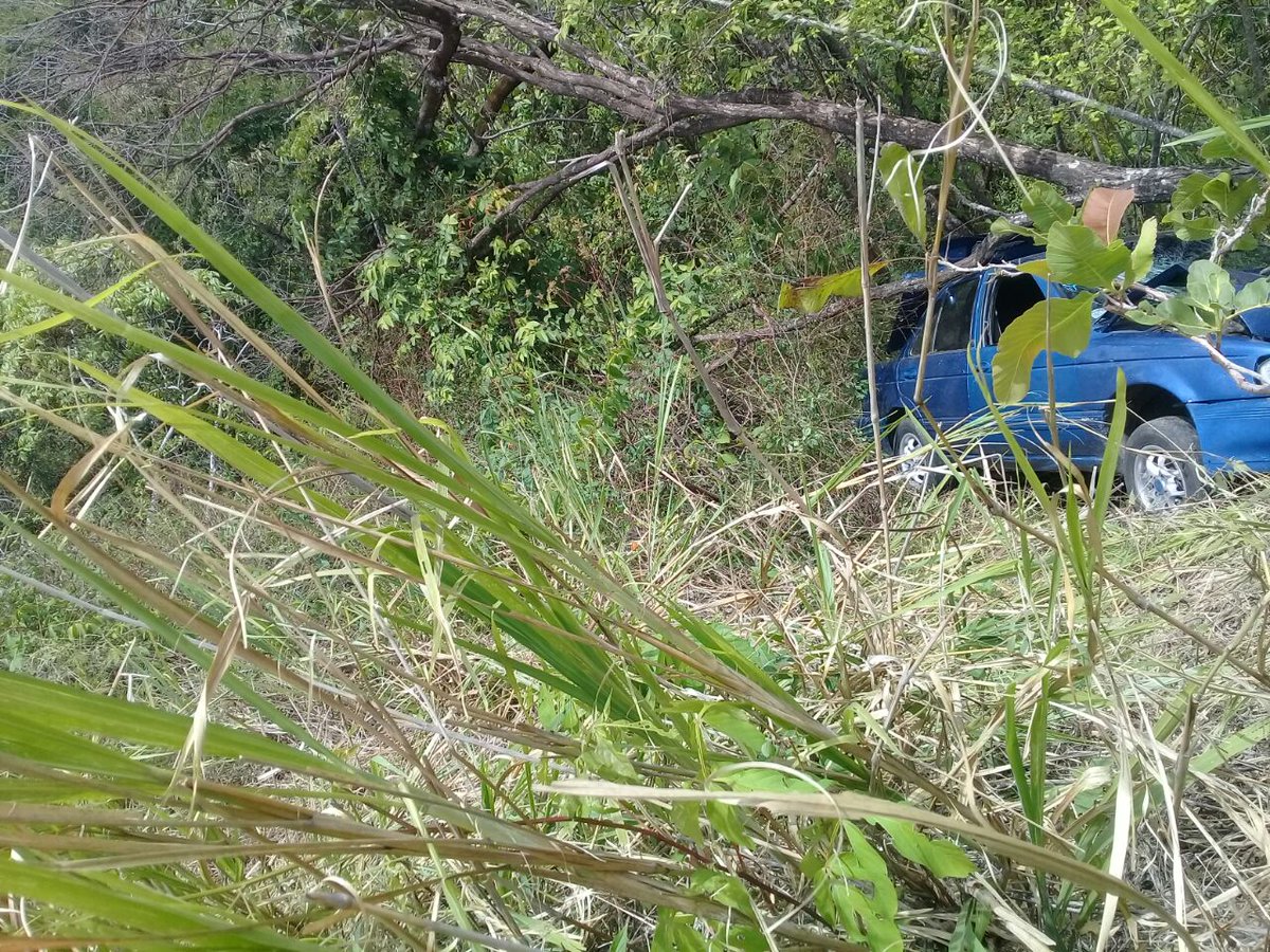 BCBRP's tweet photo. Vehículo pierde el control y cae en precipicio, área de Caldera, Boquete. Hubo 2 heridos. Atiende pers. #SAMERPTY y EXBURE @BomberoChiriqui https://t.co/81tGNVw15v
