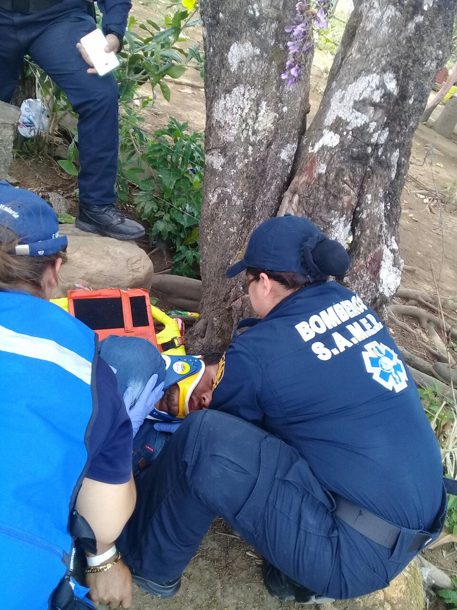 BCBRP's tweet photo. Vehículo pierde el control y cae en precipicio, área de Caldera, Boquete. Hubo 2 heridos. Atiende pers. #SAMERPTY y EXBURE @BomberoChiriqui https://t.co/81tGNVw15v