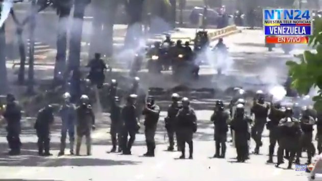 LarepublicaDive's tweet photo. #Ahora La #GNB comienza brutal represión en la Av. Venezuela de #ElRosal, afectando a vecinos y manifestantes. https://t.co/YmFb0hMw9G