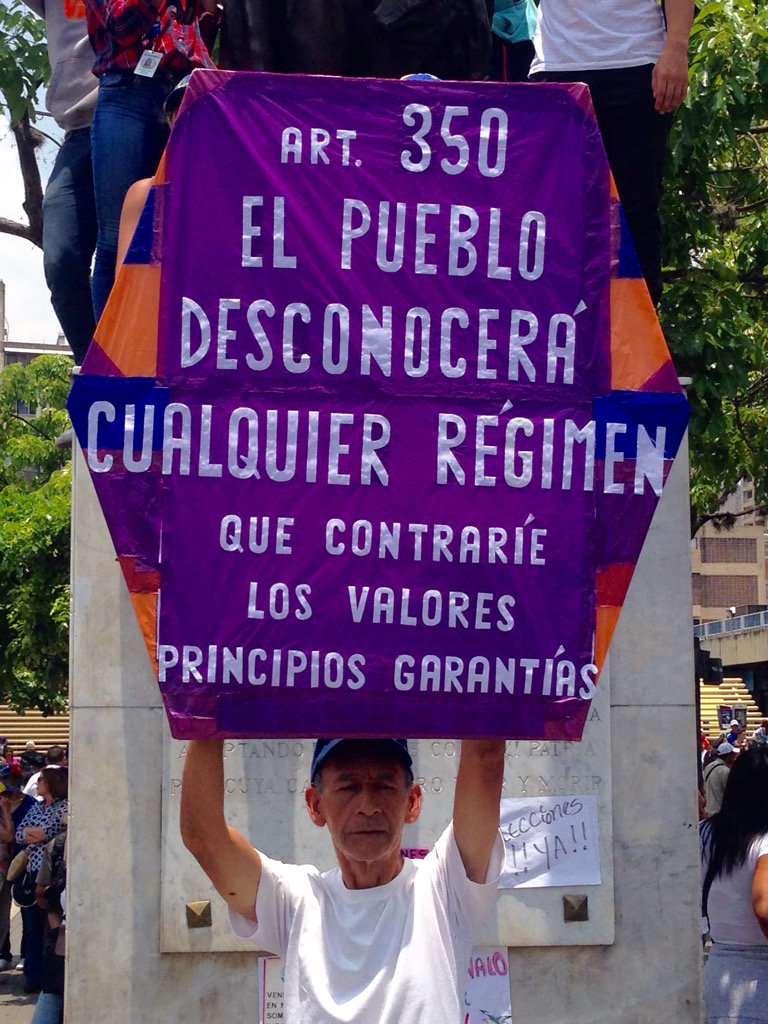 olucien's tweet photo. Momento editorial del Sr. del papagayo. https://t.co/6B5Yovsy1L