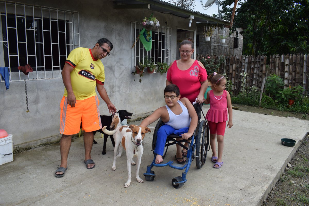 RescateAnimalEC's tweet photo. Ayer 2 amigos se encontraron. #Piscina fue adoptado en Chone y será el compañero de un niño muy especial. Esperamos se cuiden mutuamente 🐶👼🌞 https://t.co/awzQ7Loh1K
