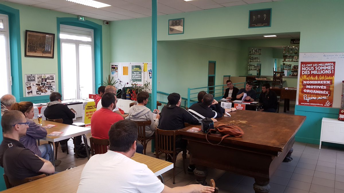 IlsFiniront's tweet photo. Plusieurs dizaines d'habitants de #StPriestEnJarez venus pr notre 2e réu publique #LMJF ! Débat riche sur le programme & sur la santé ! https://t.co/b58JZpwC6a
