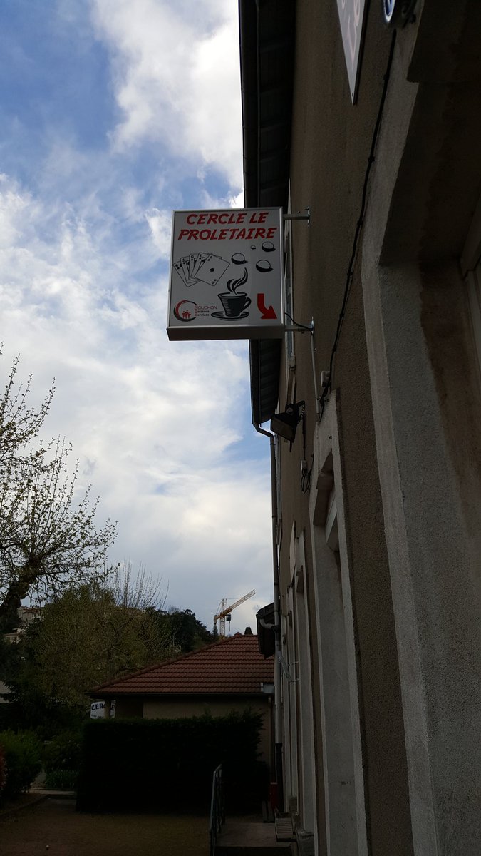 IlsFiniront's tweet photo. Plusieurs dizaines d'habitants de #StPriestEnJarez venus pr notre 2e réu publique #LMJF ! Débat riche sur le programme & sur la santé ! https://t.co/b58JZpwC6a