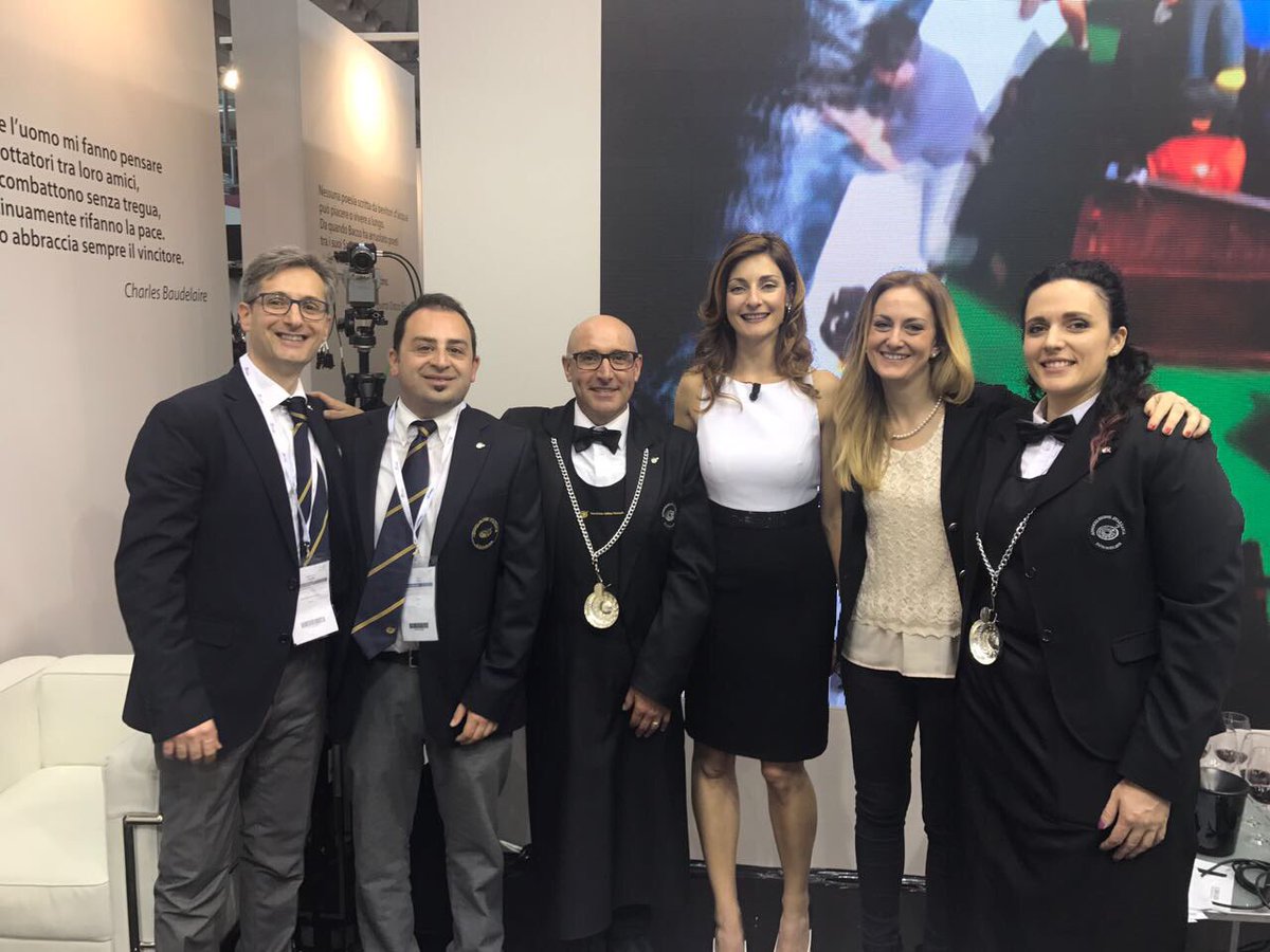 Degustazione di Aglianico del Vulture con <a href="/laura_donadoni/">Italian Wine Girl</a> a #Vinitaly2017. <a href="/aisbasilicata/">AIS Basilicata</a> #vinidelvulture #cometobasilicata