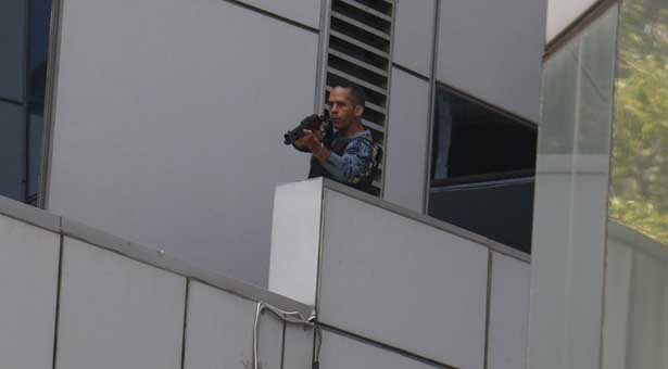 DiarioContraste's tweet photo. Disparan al cuerpo de los manifestantes desde instituciones públicas en El Rosal #10Abr https://t.co/ow4dKpzNEl https://t.co/fPxp35qXkA