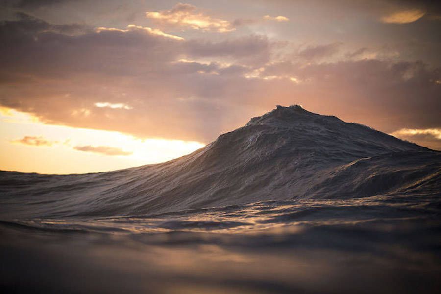 fubiz's tweet photo. Impressive Photographs of Waves Looking Like Mountains https://t.co/OzmdMoD6WD https://t.co/Uo927YUESa