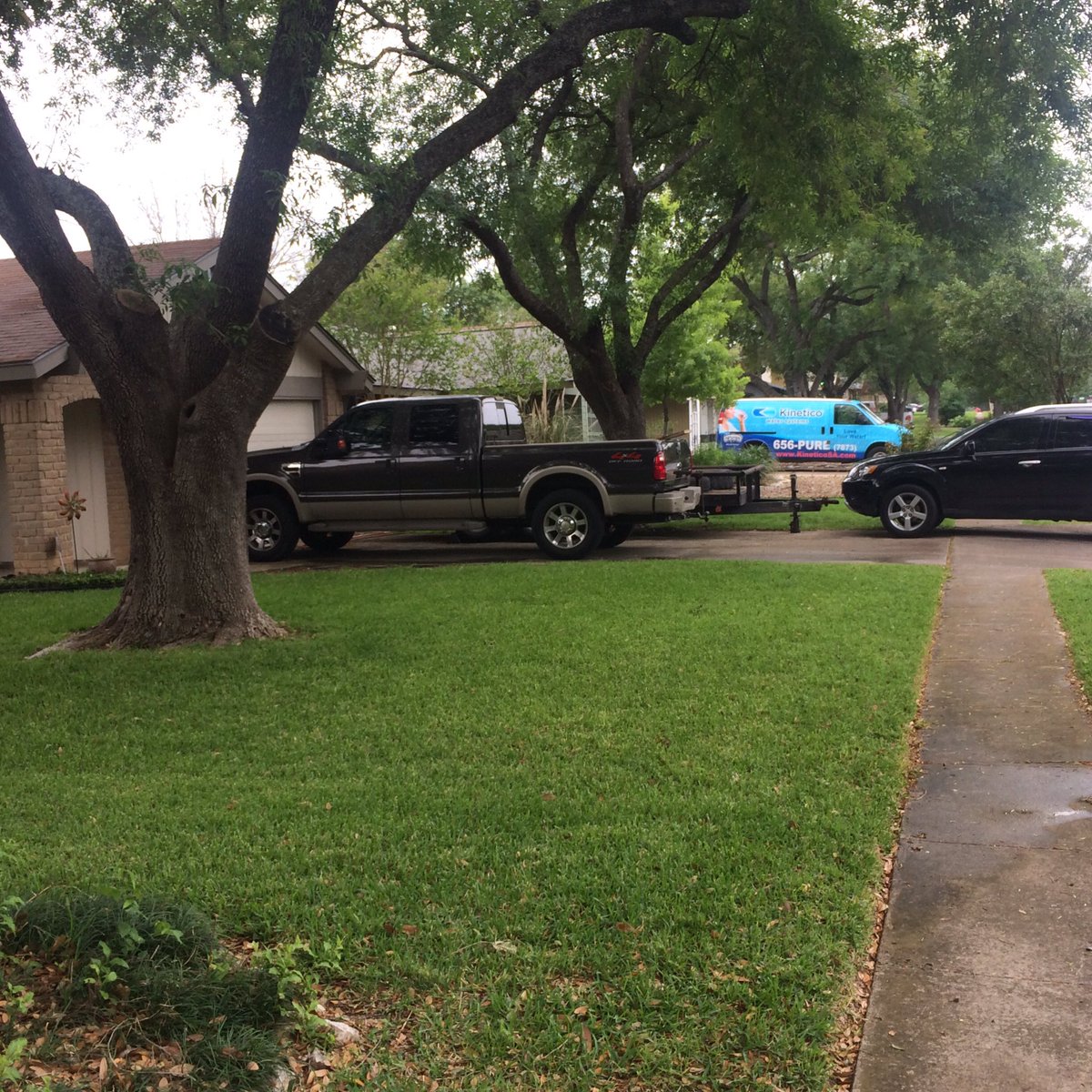 oeygoey's tweet photo. @SanAntonio311 12026 Las Vegas St. 78233 is blocking the sidewalk right of way so handicap people have to wheel into the street, HELP! https://t.co/gL58xARq0G