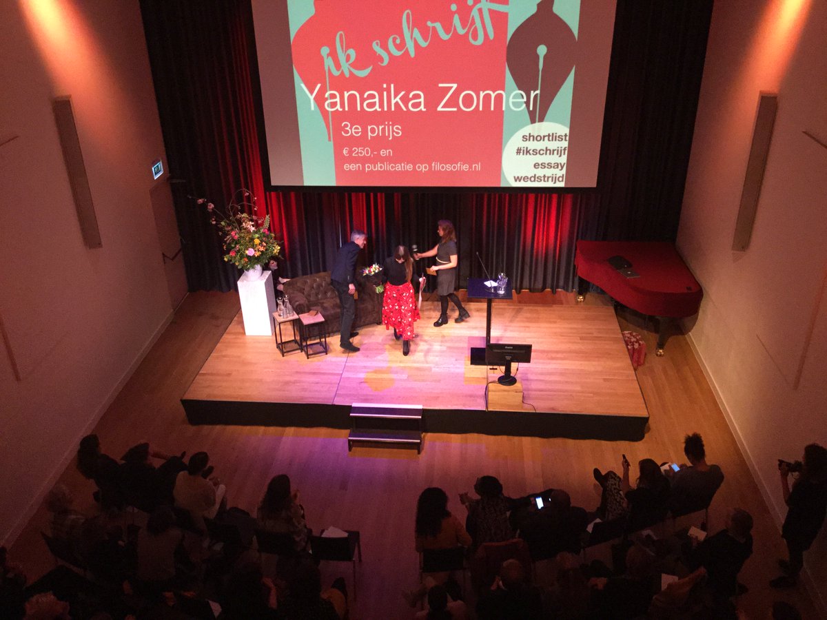 En de derde prijs gaat naar... Yanaika Zomer! Van harte gefeliciteerd! #ikschrijf | ikschrijf.com/portretten/yan…