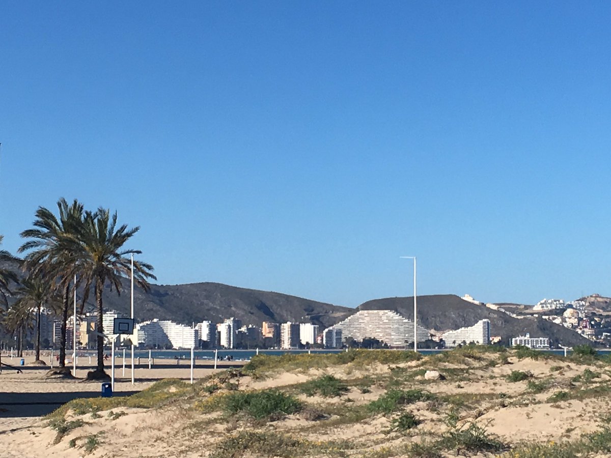 Tarde de cielos azules, 17° de máxima en #Cullera, con brisas del este, en general flojas, pero que han mantenido a raya el termómetro.