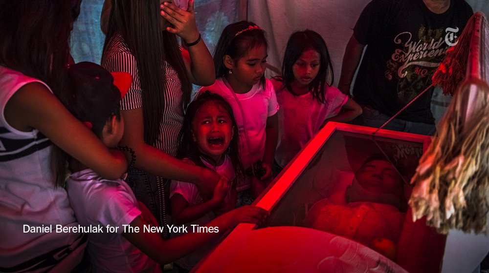 nytimes's tweet image. .@berehulak has won the Pulitzer Prize for breaking news photography. Photos of the war on drugs in the Philippines: nyti.ms/2oklRnI