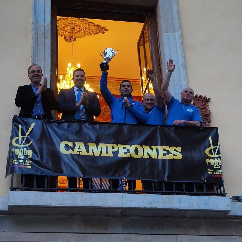 <a href="/rugbycullera/">Rugby Cullera</a> lliura el trofeu de campions de lliga a la ciutat! I ara a per l'ascens!! Força Gats blaus! 💙🐱#Cullera #champions #rugby