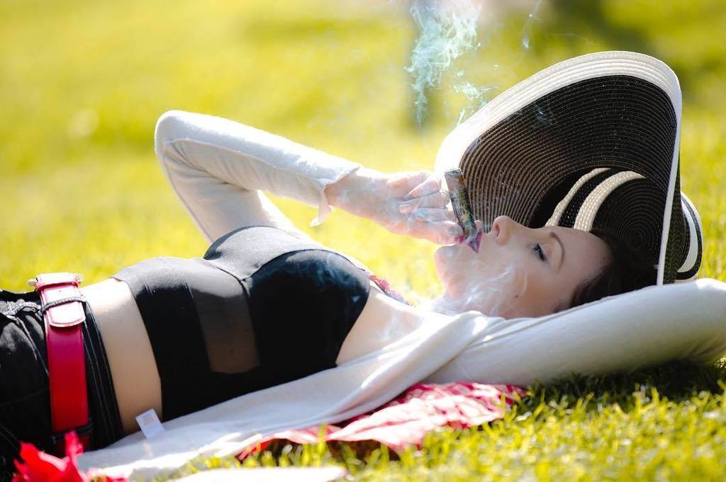 Smoking an #Alpha cigar -absinthe infused - from my friends @alphacigarcompany. It's subtle and fantastic👍👍 ift.tt/2ojVrnO