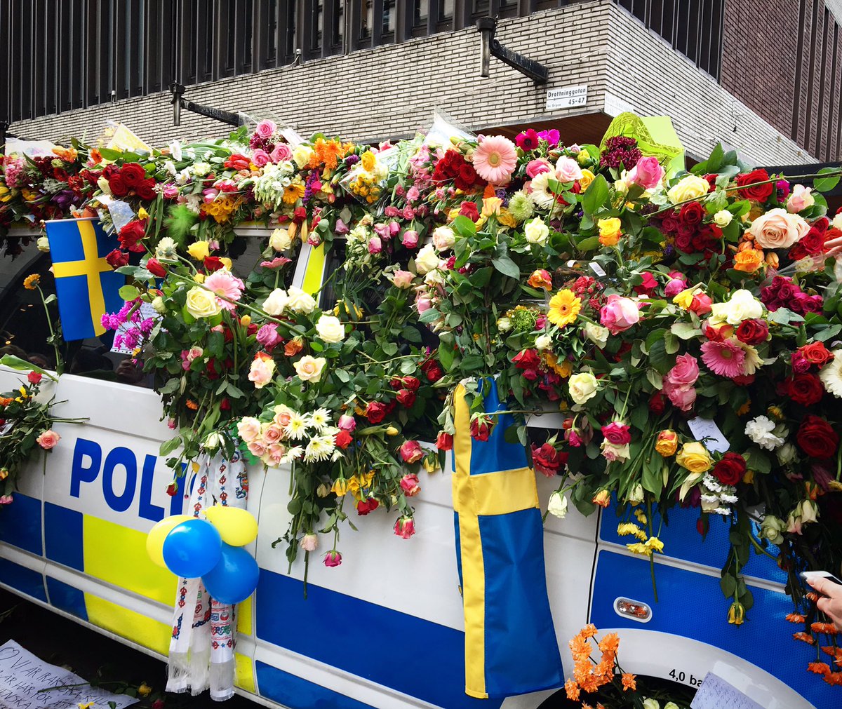 sofielfving's tweet photo. När orden inte räcker till. Gick idag hela sträckan som lastbilen kördes. En ros för varje offer. Helt obegripligt. #prayforstockholm https://t.co/wUhPUQK0Xm