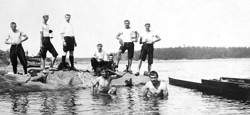 hammarbyfotboll's tweet photo. 10 april 1889 bildade knegarna kring Hammarby Sjö roddklubben som snart blev HIF – 128 år sedan i dag. Stort tack! Än går det vågor. #Bajen https://t.co/bMfZtztv9v