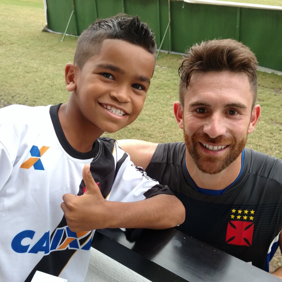 brunogallo's tweet photo. Muito gratificante receber o carinho da criançada! Eles fazem o Vasco da Gama ser imortal 💢⚪️⚫️ https://t.co/P5V7IO4r84