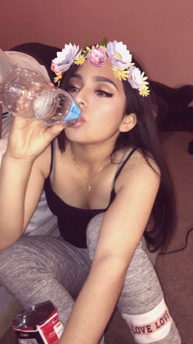 b_mdna's tweet photo. Did my little sisters makeup ( my moms gonna kill me ) LMAO #FLEEKYAF https://t.co/nCb6jeMu8Q
