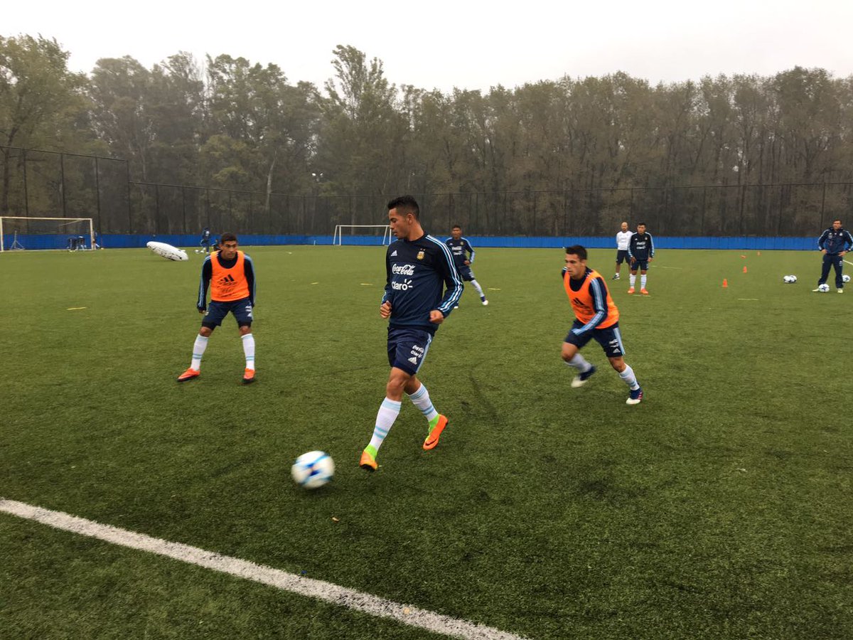 Argentina's tweet photo. #Sub20 Toque preciso para los juveniles de @Argentina 👍 https://t.co/B1FPu2RKh0