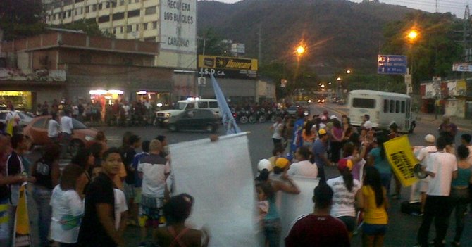 ChiguireBipolar's tweet photo. Vecinos protestan en calle insegura para que policías aparezcan --> https://t.co/LhFz5aNgAX        https://t.co/j1SzbTUMEe