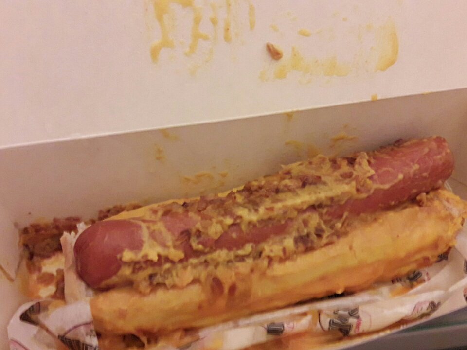 Miss_Dot's tweet photo. Genial como m ha llegado el hot dog a domicilio... esto asi después de ponerlo bocarriba, claro @tommymelsmadrid @JustEat_es #pringue #wtf 😒 https://t.co/MKG7917zR5