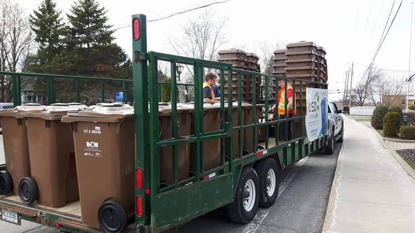 maude_laberge's tweet photo. Les bacs bruns arrivent pour le projet vitrine! 250 portes pour 2017. #bacbrun #compost #cavautdelor #SteMartine https://t.co/bnpz0sudBR