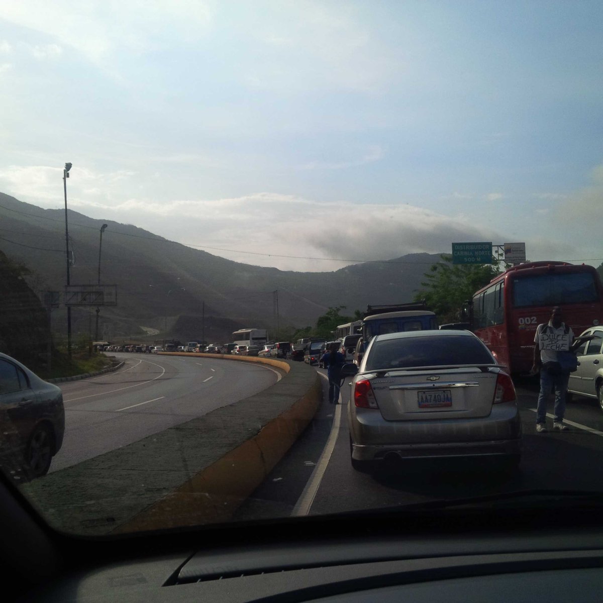 dkdubs's tweet photo. Todavía cola distribuidor caribia norte 4:45pm https://t.co/gBLj4dUyqN