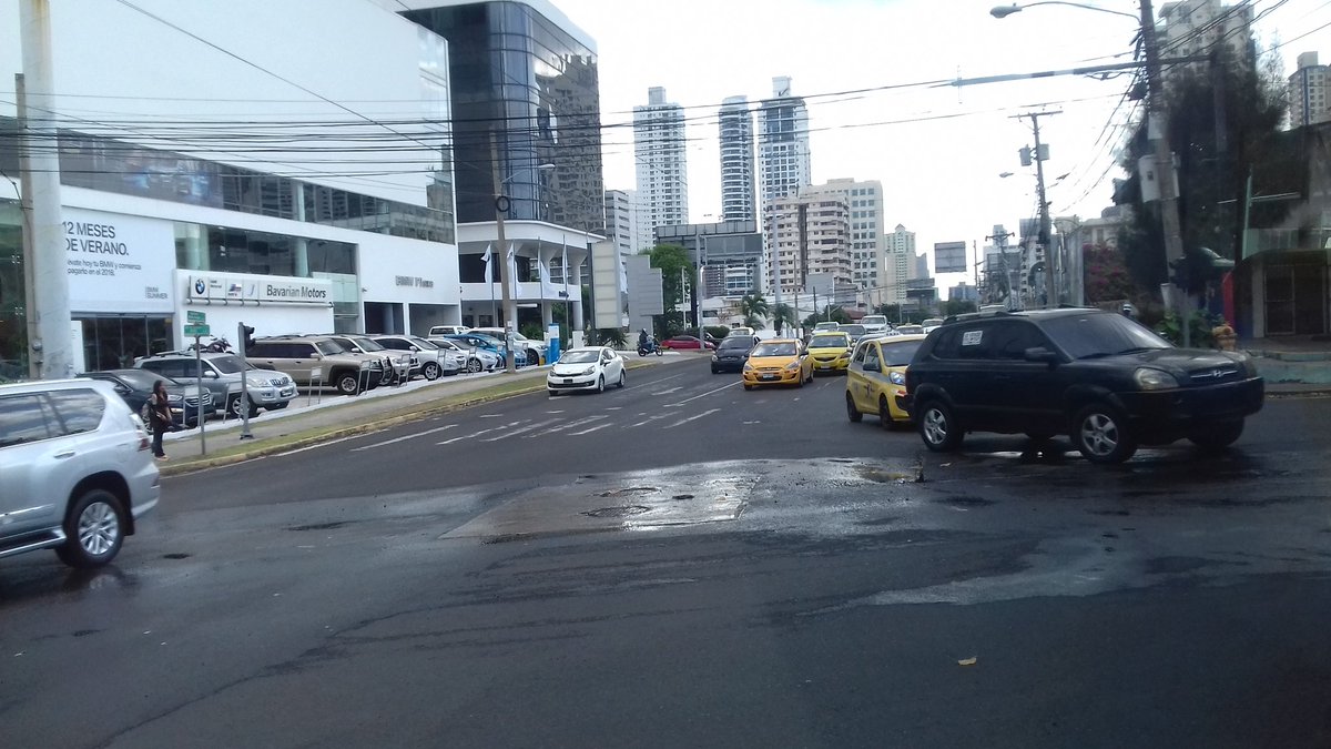 SFNewsPanama's tweet photo. #Precaución: asfalto humedecido por persistente filtración en intersección entre Calle50 y vía Porras. @IDAANinforma @311Panama @MOPdePanama https://t.co/mn894omsj1