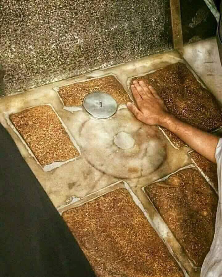 هذا مكان ولادة الإمام علي
 (عليه السلام )  
داخل الكعبة المشرفة 
أذا أول مرة تشوفة  اطلب حاجتك واكتب #ياعلي👇