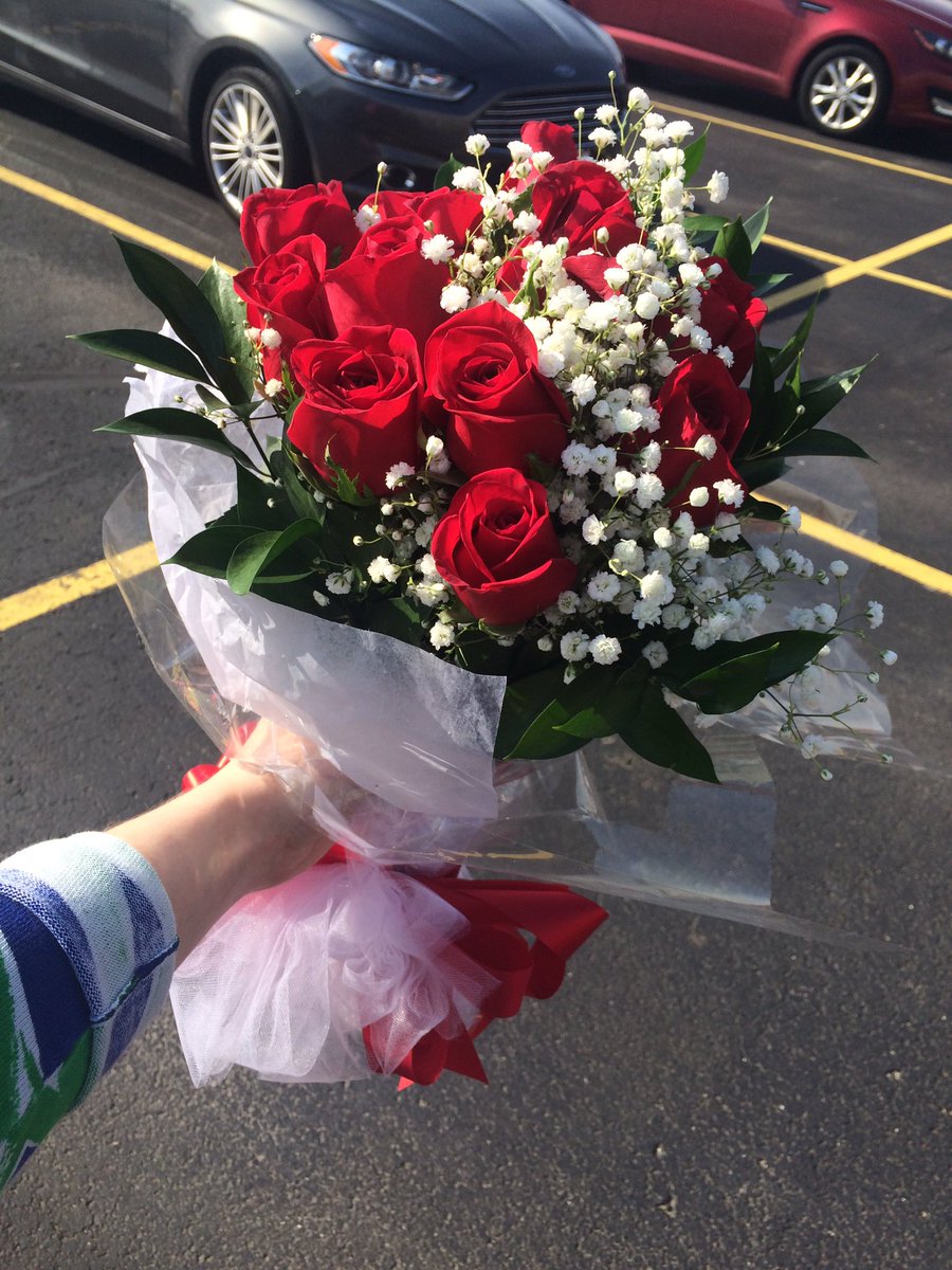 allisonkyounger's tweet photo. who's man is this extra? mine😻 slideshow, flowers &amp; a mic from the ceiling, a G-Eazy song, spotlight, where it all started ☺️💓 #promposal https://t.co/1PQU9Juqf4