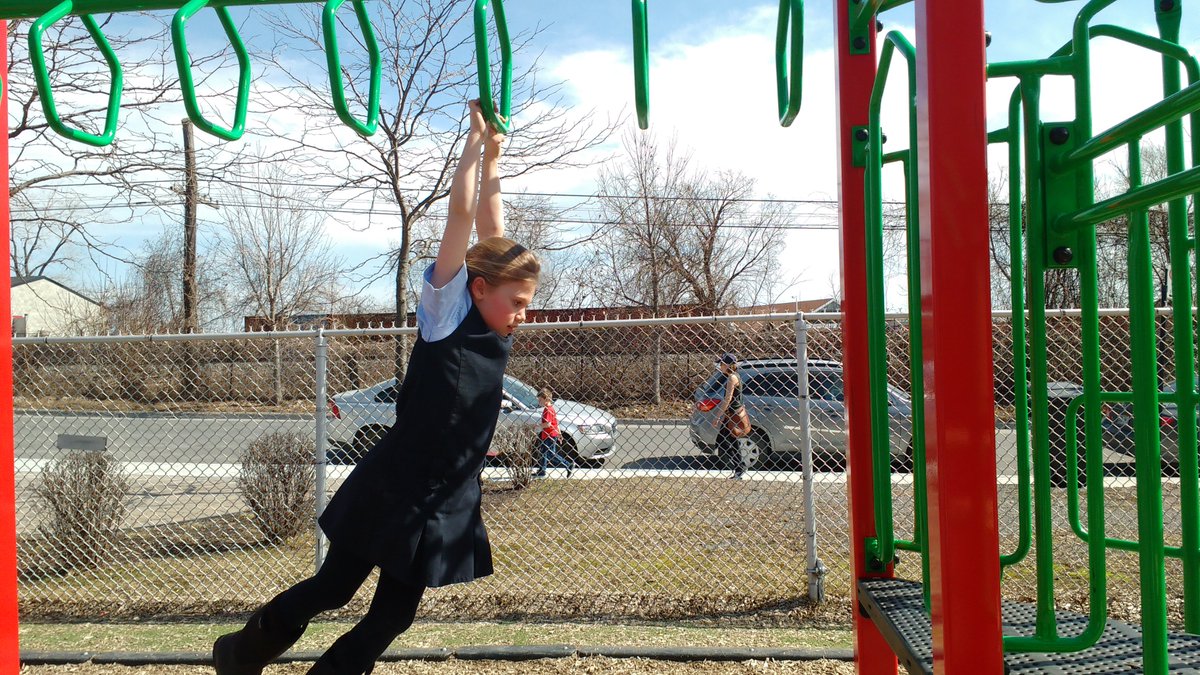 mrsbradyclass's tweet photo. Practicing the monkey bars on this beautiful afternoon. #flexoutside https://t.co/5ZkplmBUmC