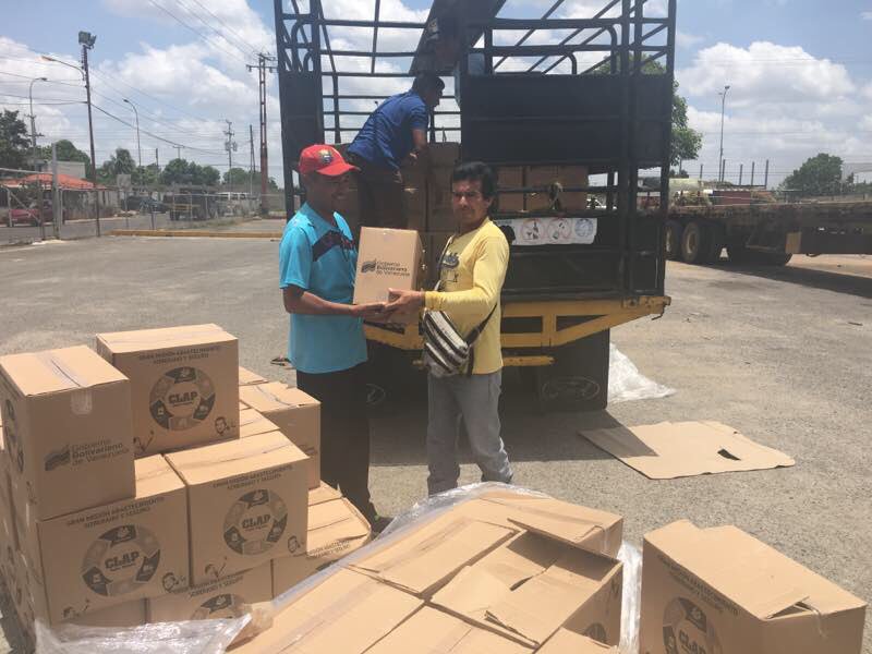 Jos_figuera's tweet photo. Gracias a nuestro Dios todopoderoso y al Gobierno Chavista entregando CAJAS 📦 CLAP al sector Santa Rosalía #Tabasca #VzlaEnLuchaYResistencia https://t.co/jD8hHT5C9i