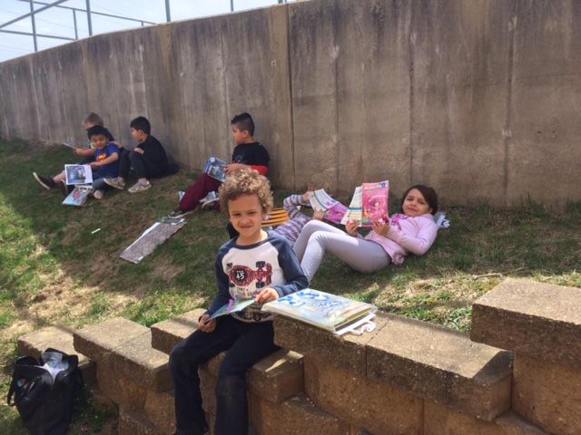 chukster70's tweet photo. Mrs. Jewell's kids reading and relaxing on a spring afternoon https://t.co/147FpN7Plz